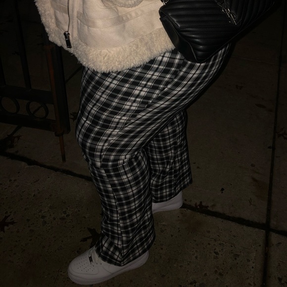 COLLUSION Plus bengaline flare pants in black and
white check - Picture 4 of 6